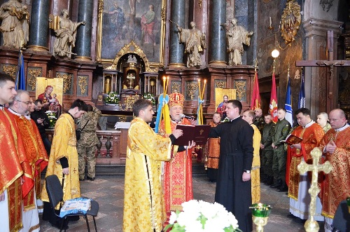 Єпископ-капелан Михаїл Колтун вмив ноги пораненим українським воїнам.(ФОТО) Єпископ-капелан Михаїл Колтун вмив ноги пораненим українським воїнам.(ФОТО)